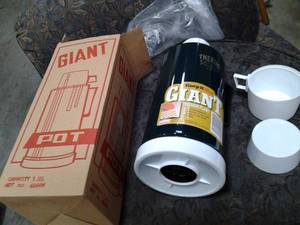 lot 118 image: Giant Pot 1.8L capacity Insulated...