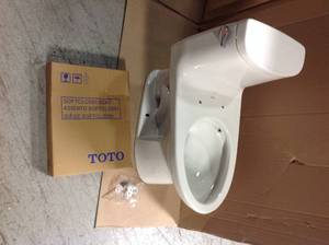 UltraMax II 1-Piece 1.28 GPF Single Flush Elongated Toilet with CeFiONtect in Cotton White by TOTO not used