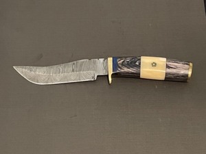 lot 2 image: Custom Damascus Steel Hunting Knife