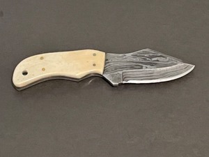 lot 4 image: Custom Damascus Steel skinner Knife