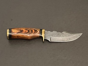 lot 8 image: Custom Damascus Steel Knife