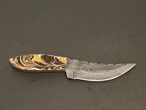 lot 9 image: Custom Damascus Steel Knife