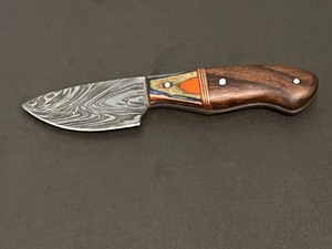 lot 13 image: Custom Damascus Steel skinner Knife