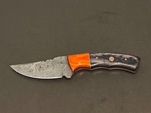 lot 18 image: Custom Damascus Steel Knife