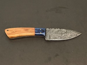 lot 20 image: Custom Damascus Steel Knife