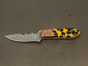 lot 21 image: Custom Damascus Steel Knife
