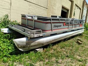 lot 16 image: 1986 Godfrey Saypan Pontoon with Mariner 50 Motor.