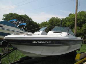 lot 18 image: 1987 Correct Craft 20 boat, inboard motor runs great, ready to hit the water.