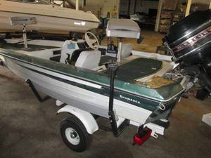 lot 19 image: 1987 Starline model 14 boat, 14 6 