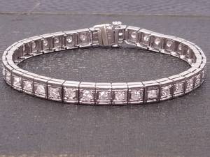 lot 3 image: Gorgeous 2.4 Carat Art Deco Styled Diamond Tennis Bracelet in 14k Gold