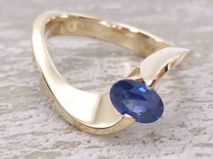 lot 33 image: Deep Ocean Blue Natural Sapphire Wave Ring in 14k Gold