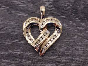 lot 55 image: Weaved Heart Pendant With Diamonds in Yellow Gold