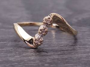 lot 56 image: Free Form Diamond Ring in Yellow Gold