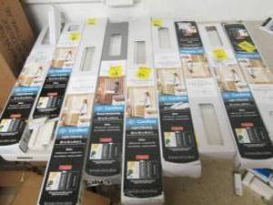 lot 23 image: 9 vinyl mini blinds, various sizes ...