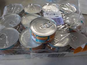 Case of 24 Cans Friskies with Chick...