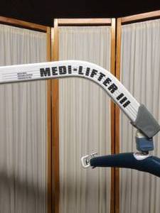 lot 8 image: Hoyer Medi-Lifter 3 Plus Power Patient Lift 600lbs Capacity With Scale Tested As Working - Has Battery However No Charger Included - Many Uses For This Powerful Lift - Mechanics, Veterinary Clinics, Etc.