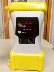 lot 50 image: Armstrong Medical AD1000 Handheld Pulse Oximeter Includes Finger Probe - Great Working Condition