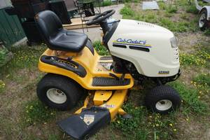 lot 15 image: 2005 Cub Cadet LT1045 1000 Series Hydro Drive Lawn Mower Garden Tractor