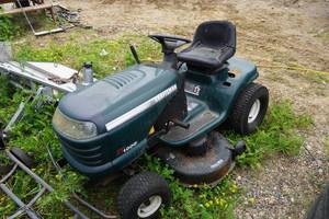 lot 58 image: Craftsman Model LT1000 Riding Lawn Mower Garden Tractor