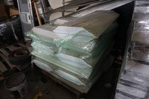 lot 48 image: Pallet of 4 Florescent Light Fixtures