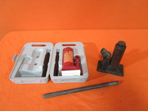lot 42 image: (2) Hydraulic Jacks