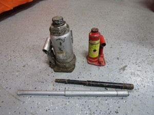 lot 43 image: (2) Hydraulic Jacks