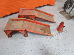 lot 58 image: Car Ramps & Hydraulic Jack