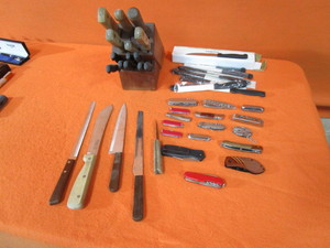 lot 100 image: Knives