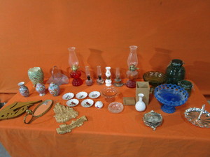 lot 109 image: Vintage Lamps & Home Decor