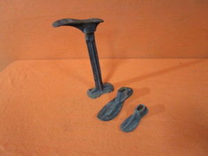 lot 112 image: Vintage Cobbler Stand & Forms