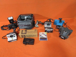 lot 122 image: Vintage Cameras