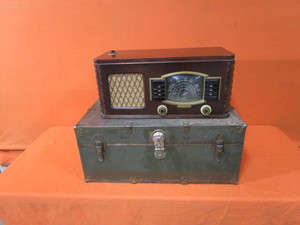 lot 125 image: Vintage Military Trunk & Vintage Radio