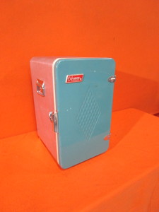 lot 126 image: Vintage Coleman Chest Cooler