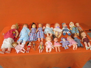 lot 128 image: Vintage Dolls