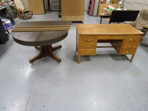 lot 142 image: Desk & Dining Room Table w3 leafs