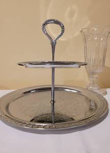 lot 6 image: Entertaining Pieces