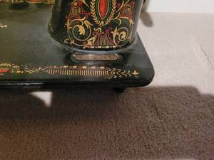 lot 9 image: Vintage Singer Sewing Machine
