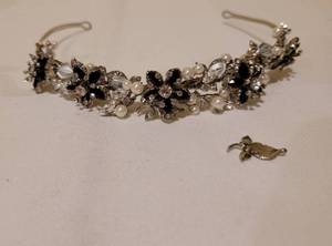 lot 12 image: Davids Bridal Head Pieces