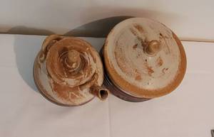 lot 17 image: Distinctive Pottery Set