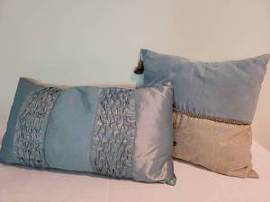lot 105 image: Colorful Pillow Grouping