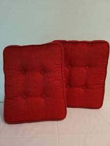 lot 107 image: Seat Cushion  & Pillow Set