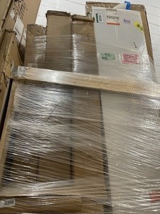 lot 43 image: Pallet whit assorted shelving, flooring and more costumer returns