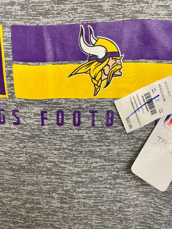 lot 14 image: NFL Minnesota Vikings Mens Short Sleeve Shirt Size M.