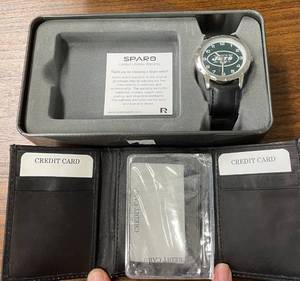 lot 2 image: New York Jets Wallet and Watch Set