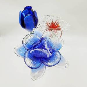 lot 21 image: Vintage Hand-Blown Glass Stemmed Flowers
