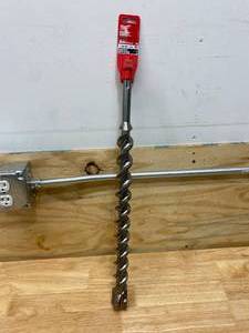 lot 8 image: MILWAUKEE 1-916 in. x 23 in. 4-Cutter SDS-MAX Carbide Bit