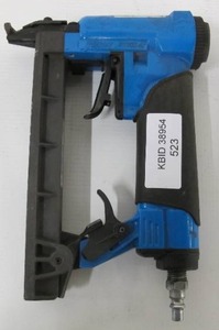 lot 523 image: Fasco F1B N50-19 air staple gun, 316 crown, 20 Ga. Uses Paslode N50 staples