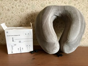 Apple World Travel Adapter Kit  Neck Cushion