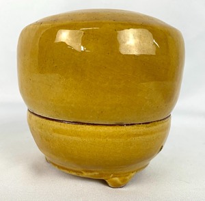 lot 70 image: Wayne Branum Pottery- Mustard-Tone Glazed Lidded Vessel w Periwinkle Interior