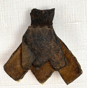 lot 212 image: Antique Stylized Tuareg Hand of Fatima Leather and Shell Amulet (Khomissar)